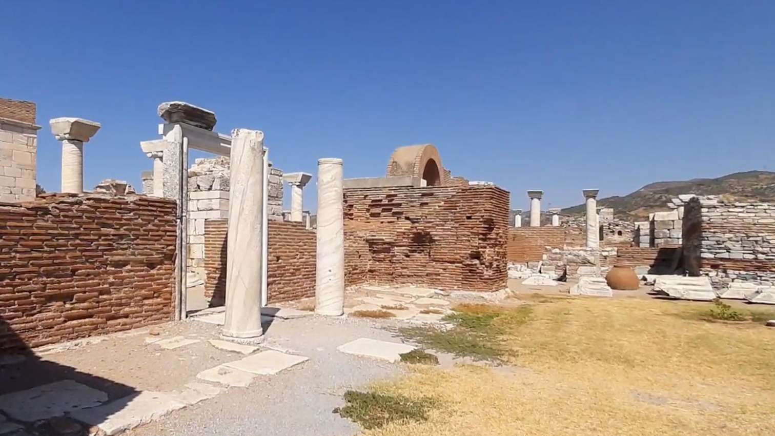 Ayasuluk Tepesi Ve St Jean Anıtı