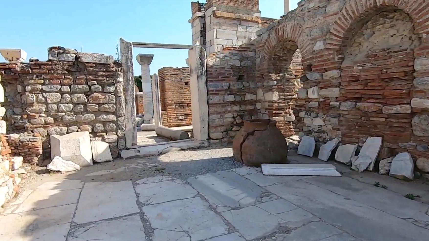 Ayasuluk Tepesi Ve St Jean Anıtı