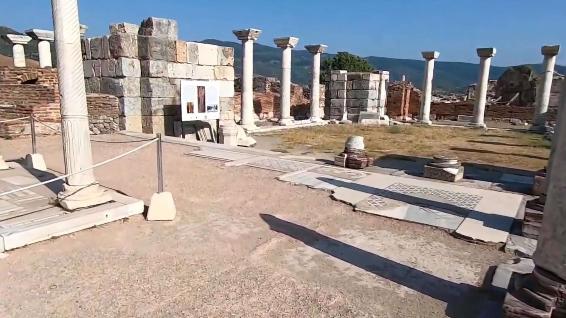 Ayasuluk Tepesi Ve St Jean Anıtı